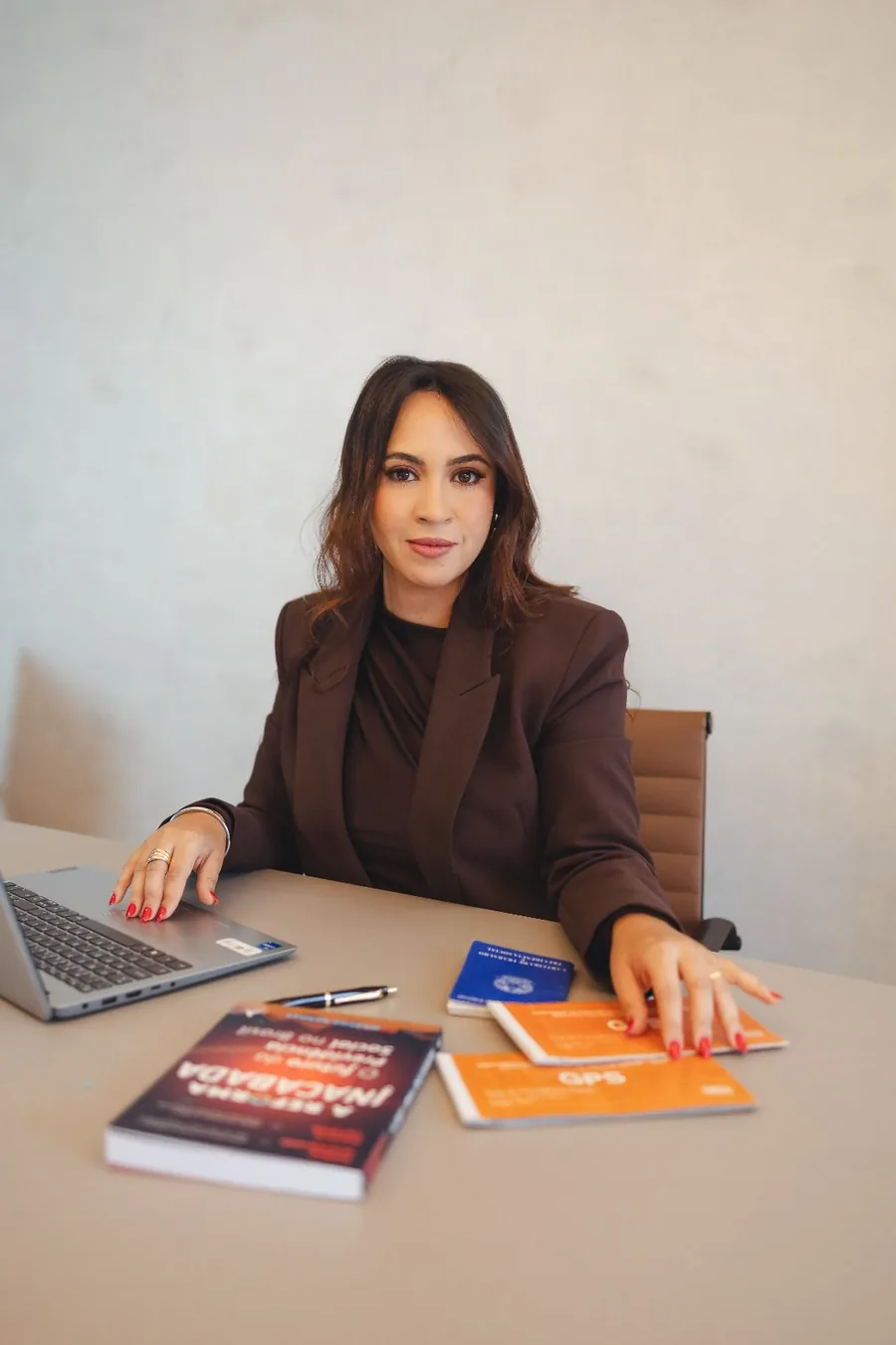 Dra. Paula Matos em atendimento de consultoria previdenciária